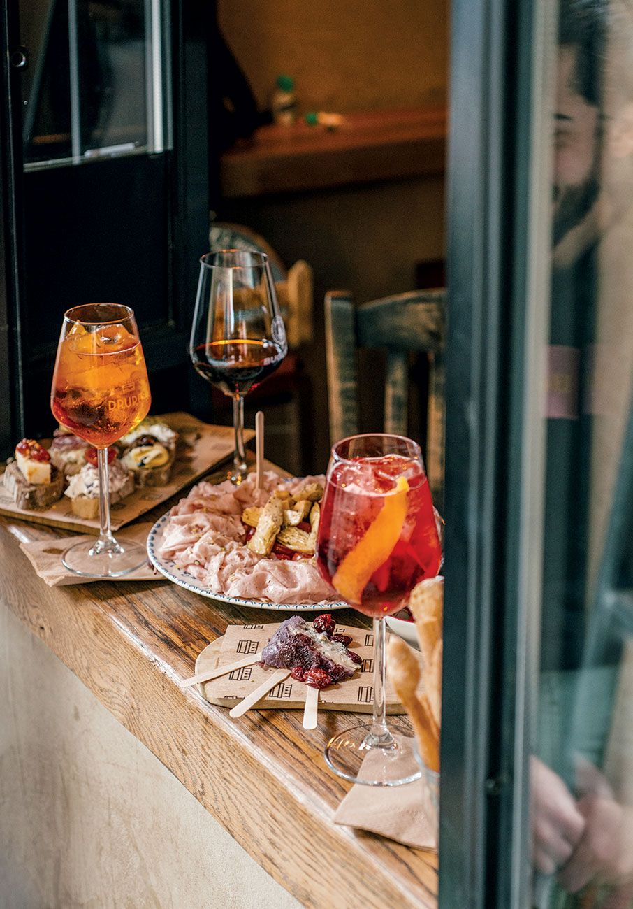 5 Αθηναϊκά μπαρ για να συνδυάσετε ποτό και φαγητό-5