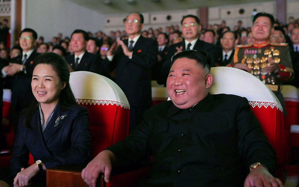 βόρεια-κορέα-σπάνια-δημόσια-εμφάνιση-561698965