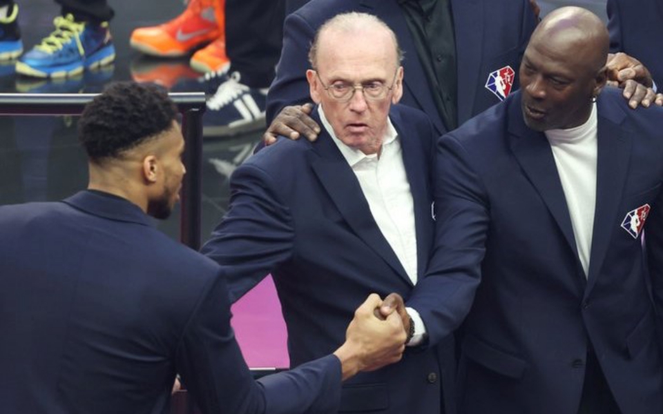 γιάννης-αντετοκούνμπο-η-χειραψία-με-τ-561729376