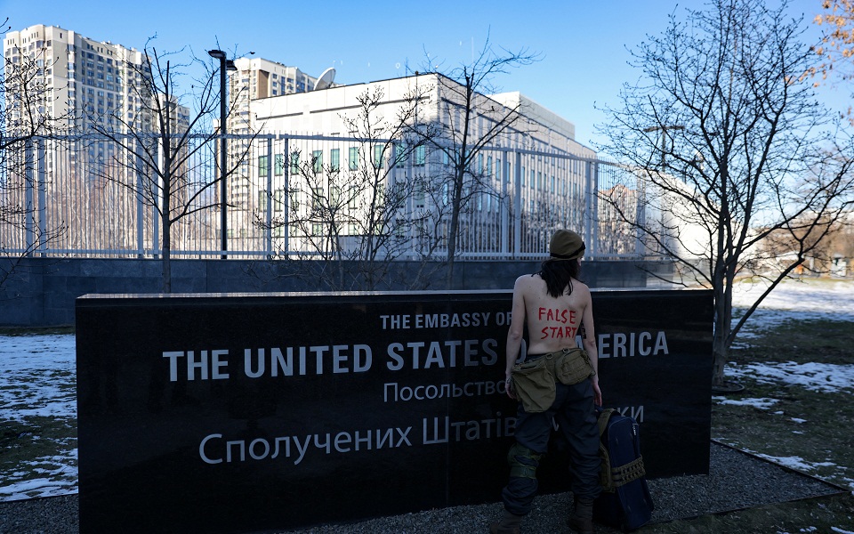 Ουκρανικό: Διαμαρτυρία Femen για την αποχώρηση Αμερικανών διπλωματών (εικόνες)-1