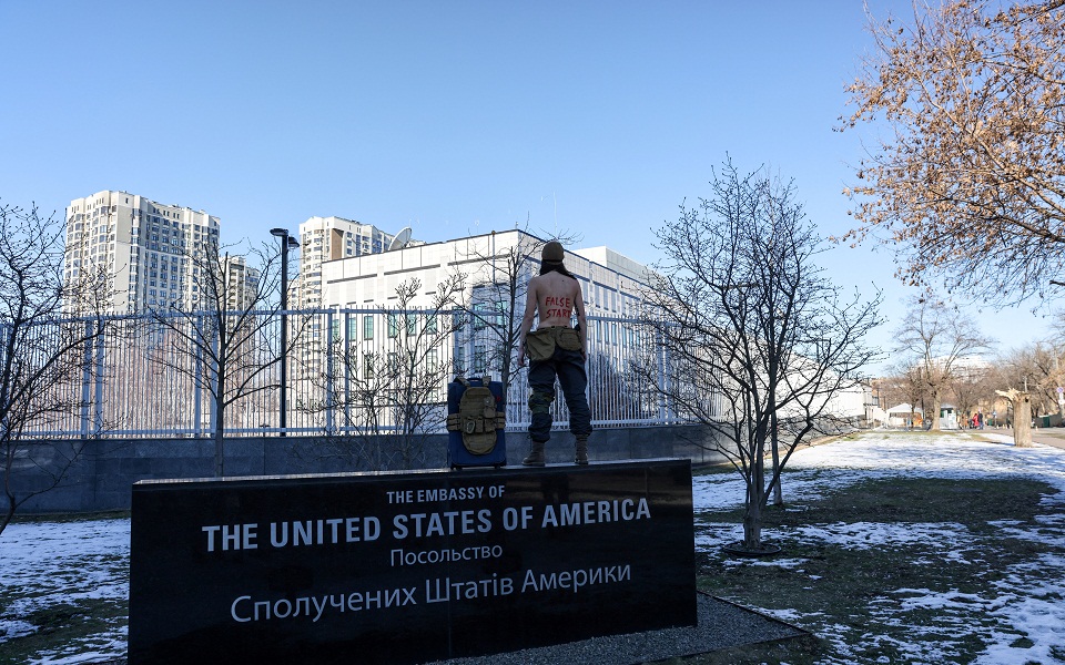 Ουκρανικό: Διαμαρτυρία Femen για την αποχώρηση Αμερικανών διπλωματών (εικόνες)-2