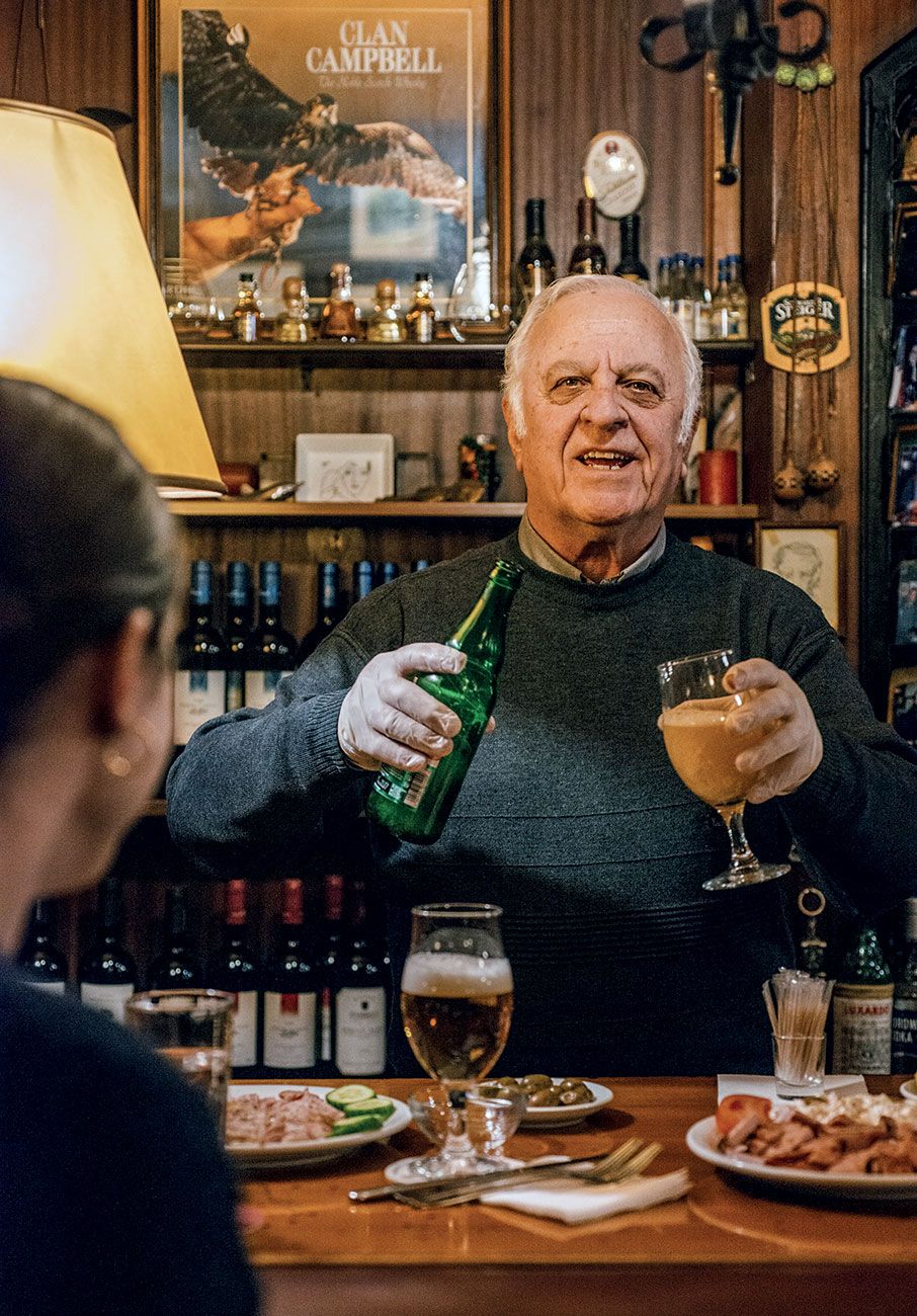 5 Αθηναϊκά μπαρ για να συνδυάσετε ποτό και φαγητό-1