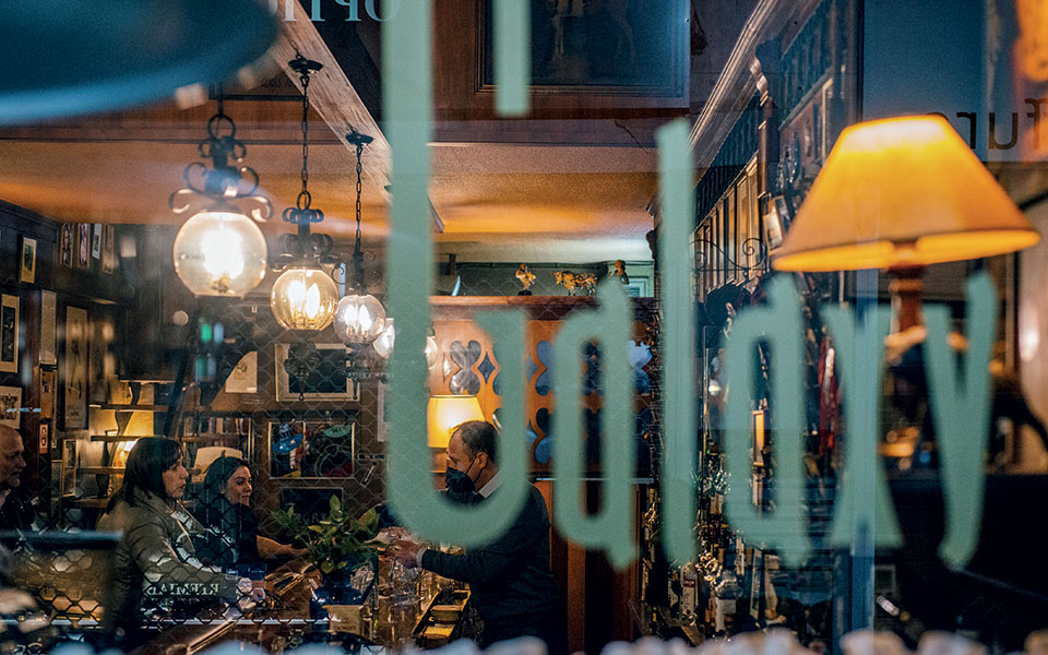 5-αθηναϊκά-μπαρ-για-να-συνδυάσετε-ποτό-κ-561712345