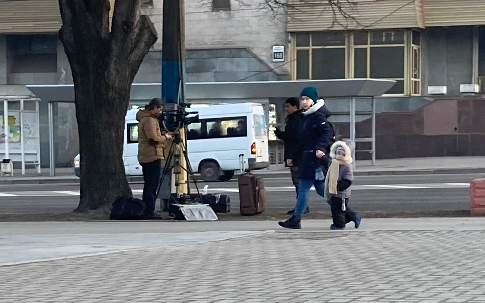 Ανταπόκριση από την Ουκρανία: «Πρέπει να φύγουμε άμεσα από το αεροδρόμιο, είναι στόχος»-1