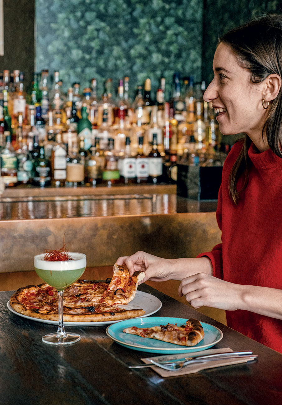 5 Αθηναϊκά μπαρ για να συνδυάσετε ποτό και φαγητό-4