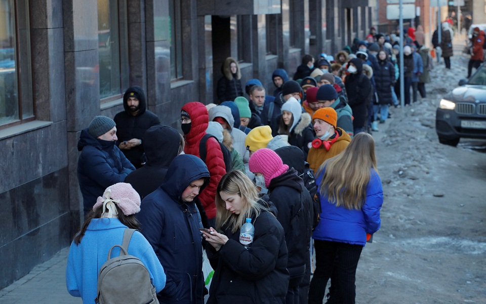 Ρωσία: Ατέλειωτες ουρές έξω από ΑΤΜ (εικόνες & βίντεο)-1