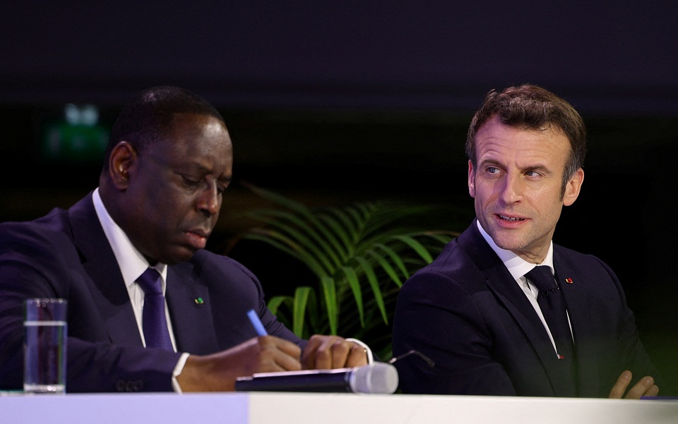 μακρόν-αποσύρονται-τα-γαλλικά-και-τα-ά-561723454