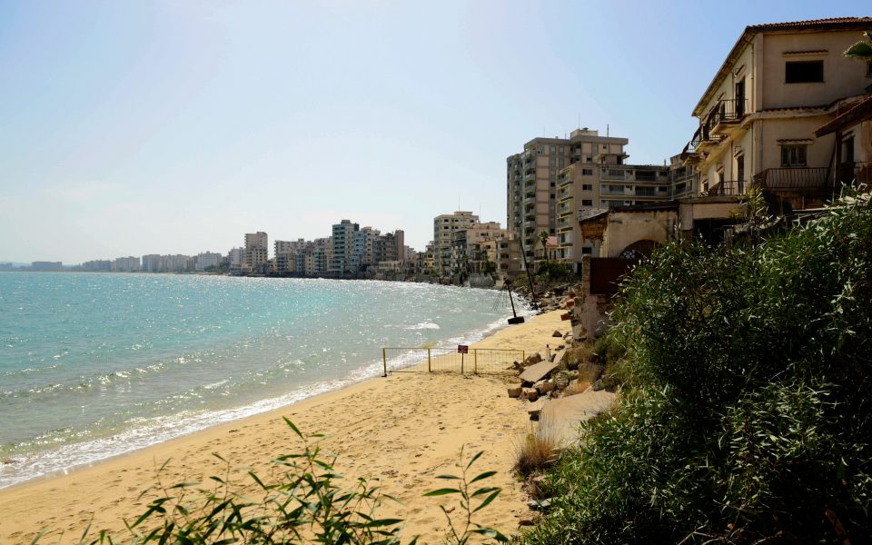 κυπριακό-αλλαγή-πλεύσης-με-φόντο-τα-βα-561729478