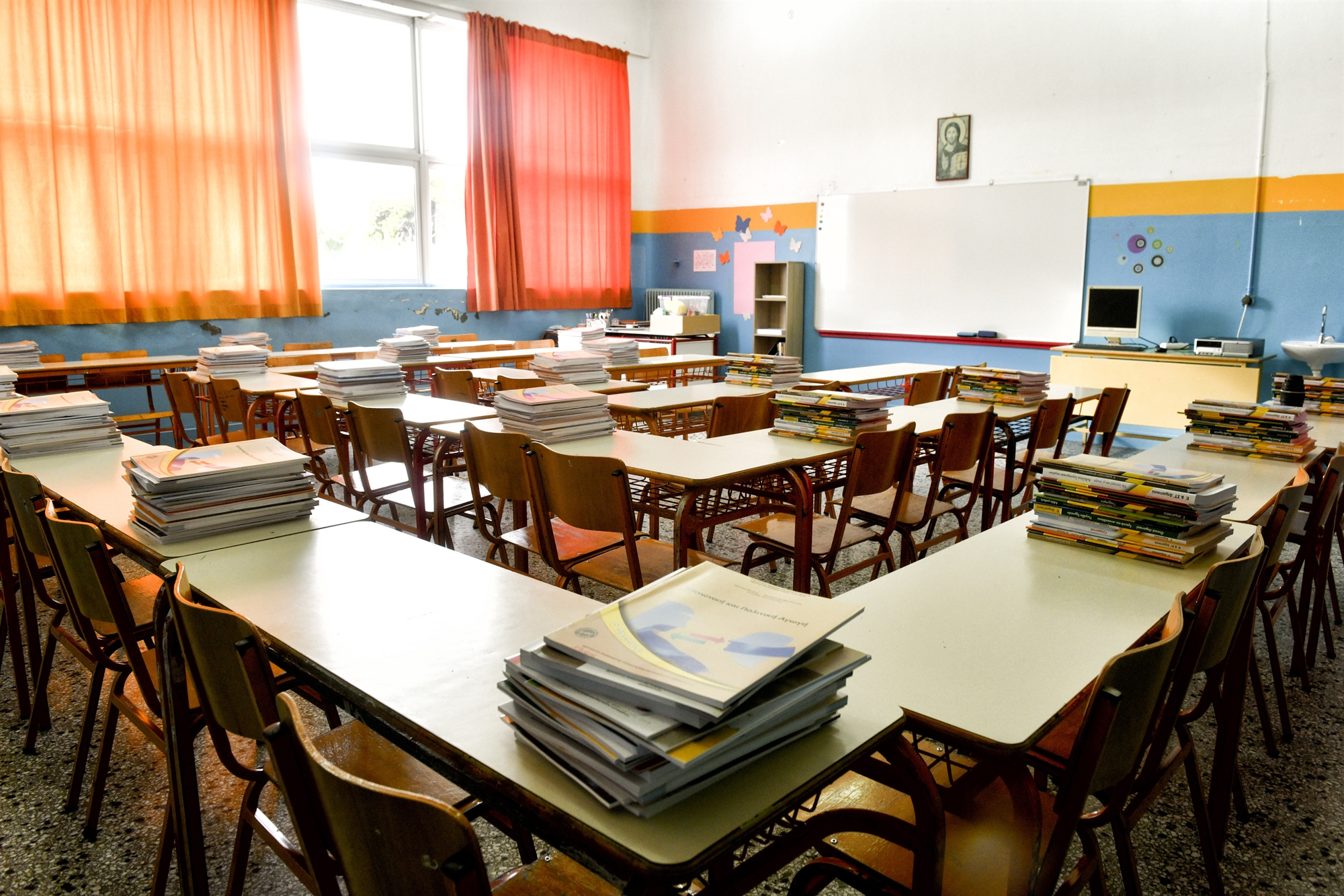 τα-σχολικά-βιβλία-περνούν-στην-ψηφιακ-561709468