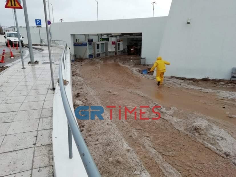 Κακοκαιρία: Σφοδρή χαλαζόπτωση στη Σαντορίνη (εικόνες)-1