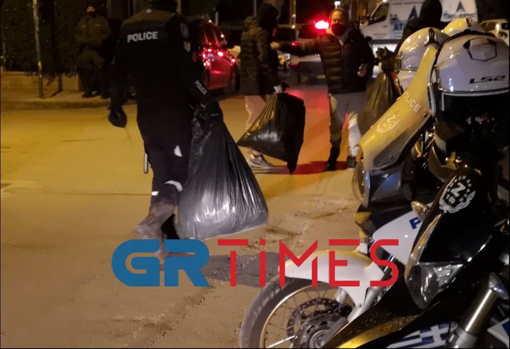 Θεσσαλονίκη: Δύο συλλήψεις μετά τις έρευνες σε συνδέσμους οπαδών – Εντοπίστηκαν μαχαίρια και λοστοί-3