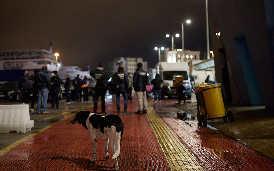 Εμβολιασμός αστέγων στον Πειραιά – Τσιόδρας, Ζαούτης συνομίλησαν με τους διστακτικούς (εικόνες)-11
