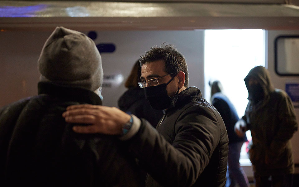 Εμβολιασμός αστέγων στον Πειραιά – Τσιόδρας, Ζαούτης συνομίλησαν με τους διστακτικούς (εικόνες)-7