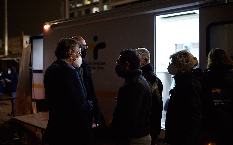 Εμβολιασμός αστέγων στον Πειραιά – Τσιόδρας, Ζαούτης συνομίλησαν με τους διστακτικούς (εικόνες)-3