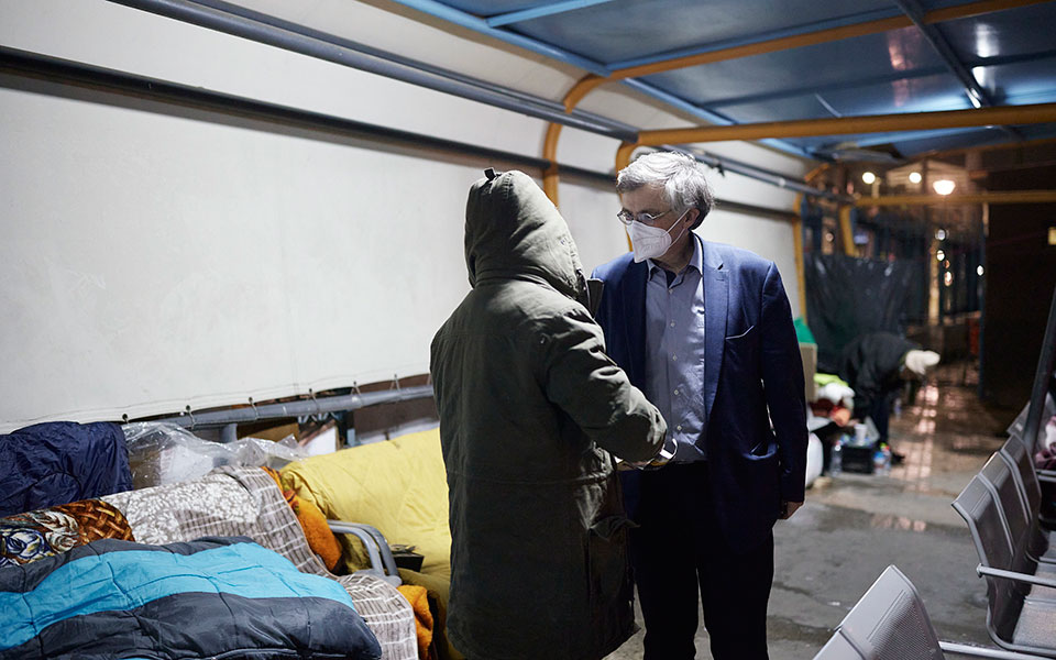 Εμβολιασμός αστέγων στον Πειραιά – Τσιόδρας, Ζαούτης συνομίλησαν με τους διστακτικούς (εικόνες)-1