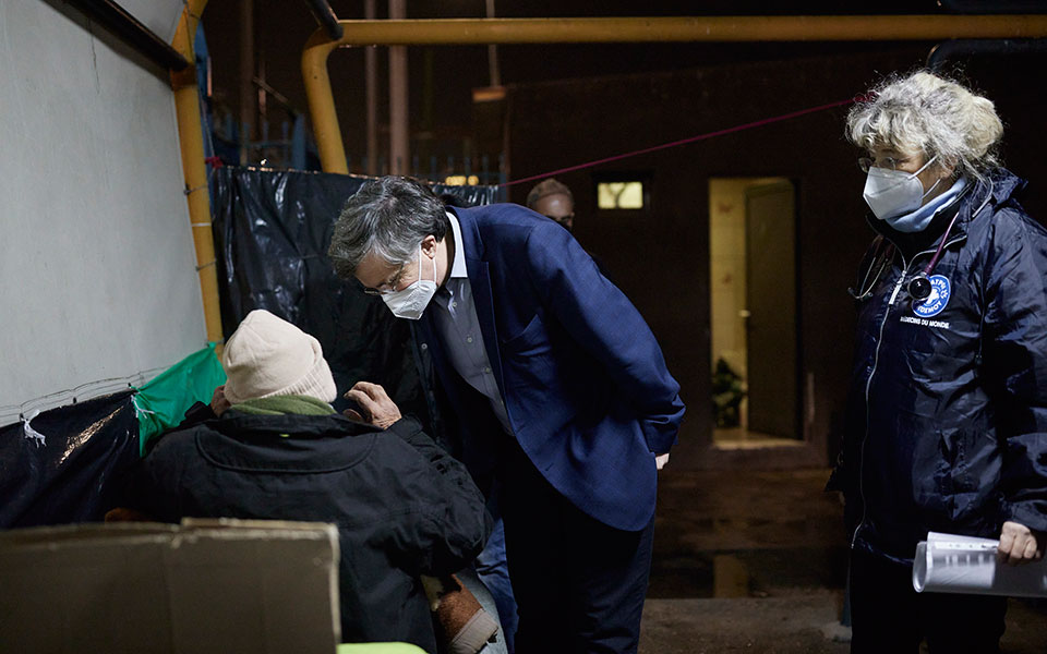 Εμβολιασμός αστέγων στον Πειραιά – Τσιόδρας, Ζαούτης συνομίλησαν με τους διστακτικούς (εικόνες)-2