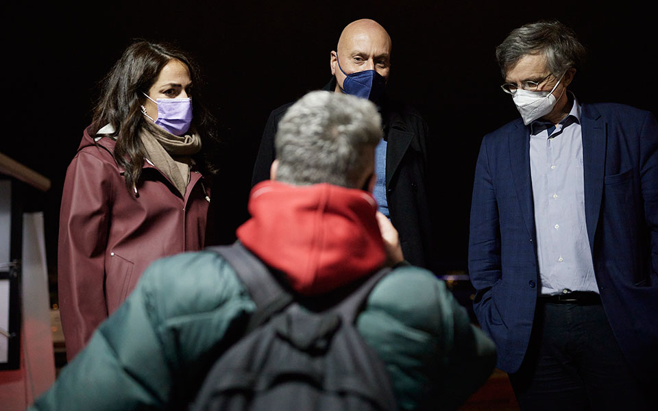 Εμβολιασμός αστέγων στον Πειραιά – Τσιόδρας, Ζαούτης συνομίλησαν με τους διστακτικούς (εικόνες)-9