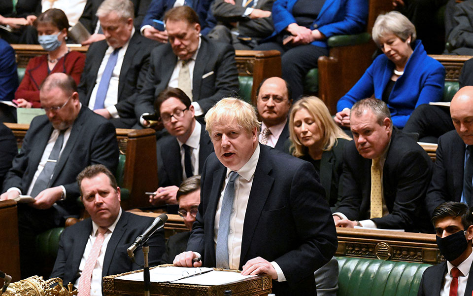 κορωνοϊός-βρετανία-τέλος-η-υποχρεω-561729892