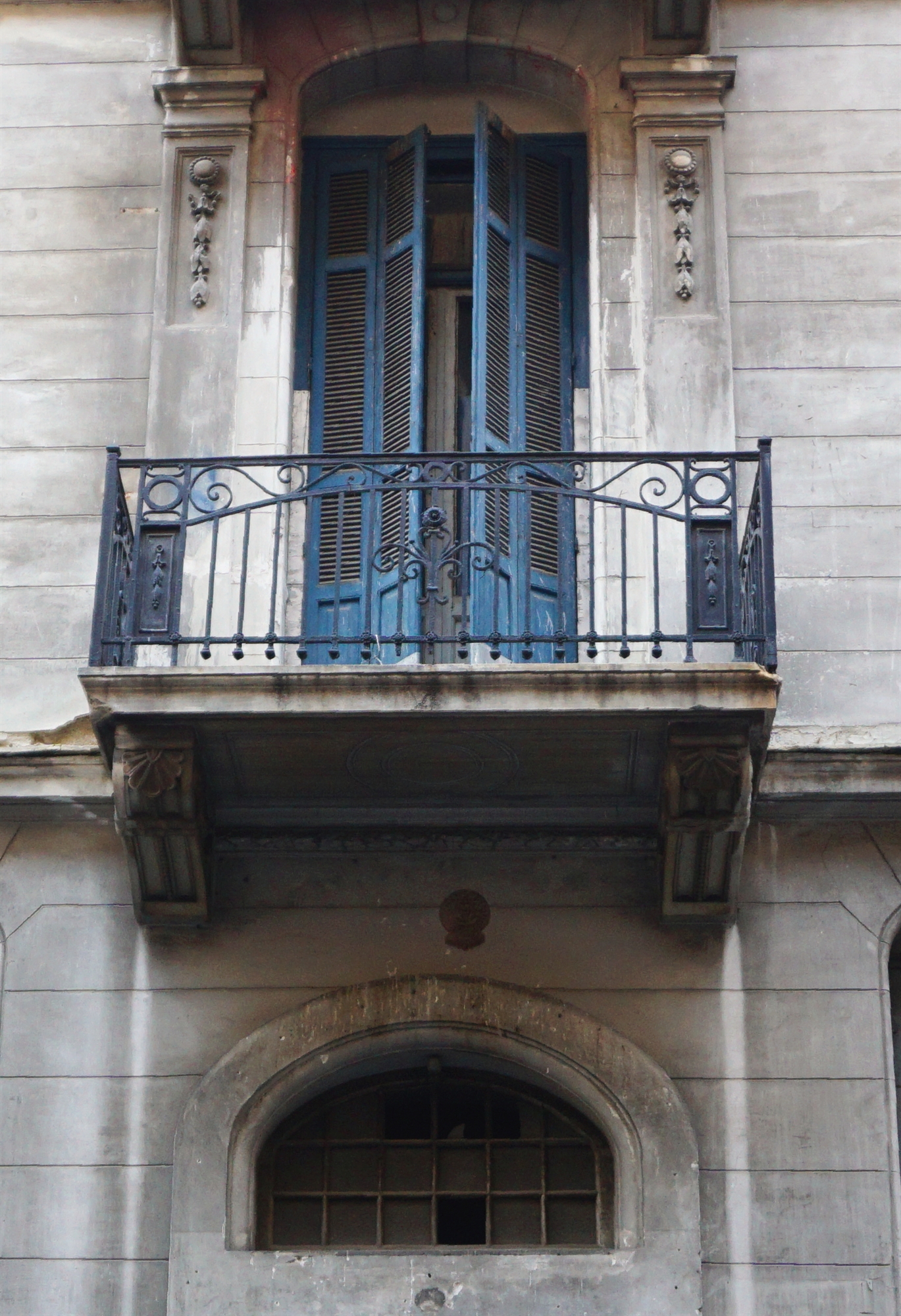 μπροστά-στο-αστικό-παλάτσο-της-οδού-σο-561739165