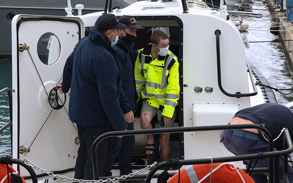 «Euroferry Olympia»: Μάχη για τους 11 αγνοούμενους – Ελπίδες μετά τον εντοπισμό του 21χρονου-1