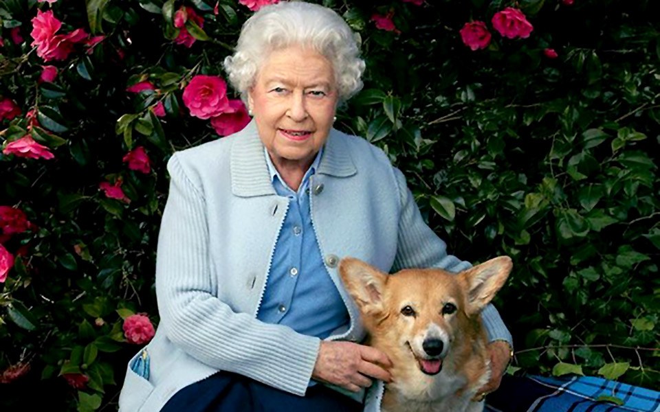 η-βασίλισσα-ελισάβετ-φέρεται-να-κυκλο-561729367