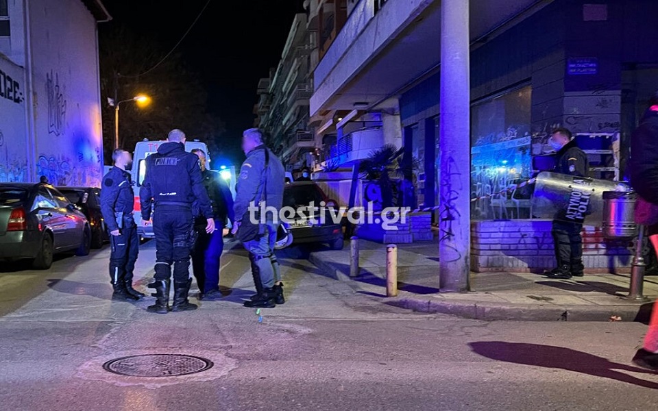 επίθεση-με-μαχαίρι-στη-θεσσαλονίκη-πώ-561696913