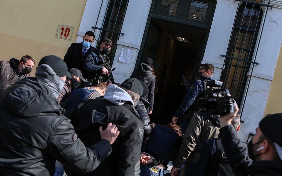 κυψέλη-προφυλακιστέο-το-ζευγάρι-που-δ-561720238