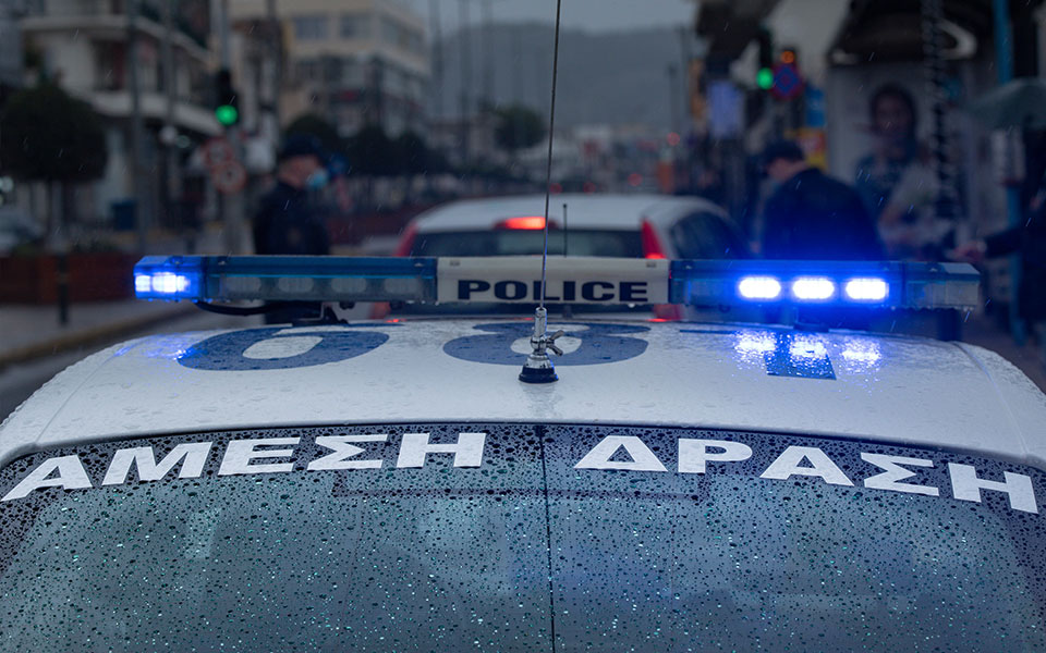 χειροπέδες-σε-20χρονο-που-κατηγορείται-561728728