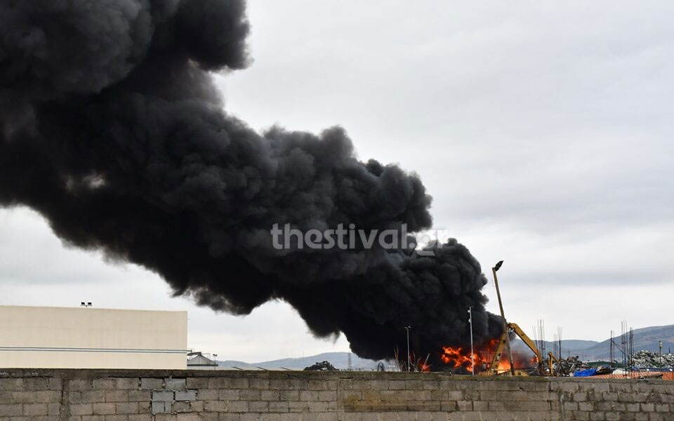 θεσσαλονίκη-μεγάλη-φωτιά-σε-εργοστάσ-561717934