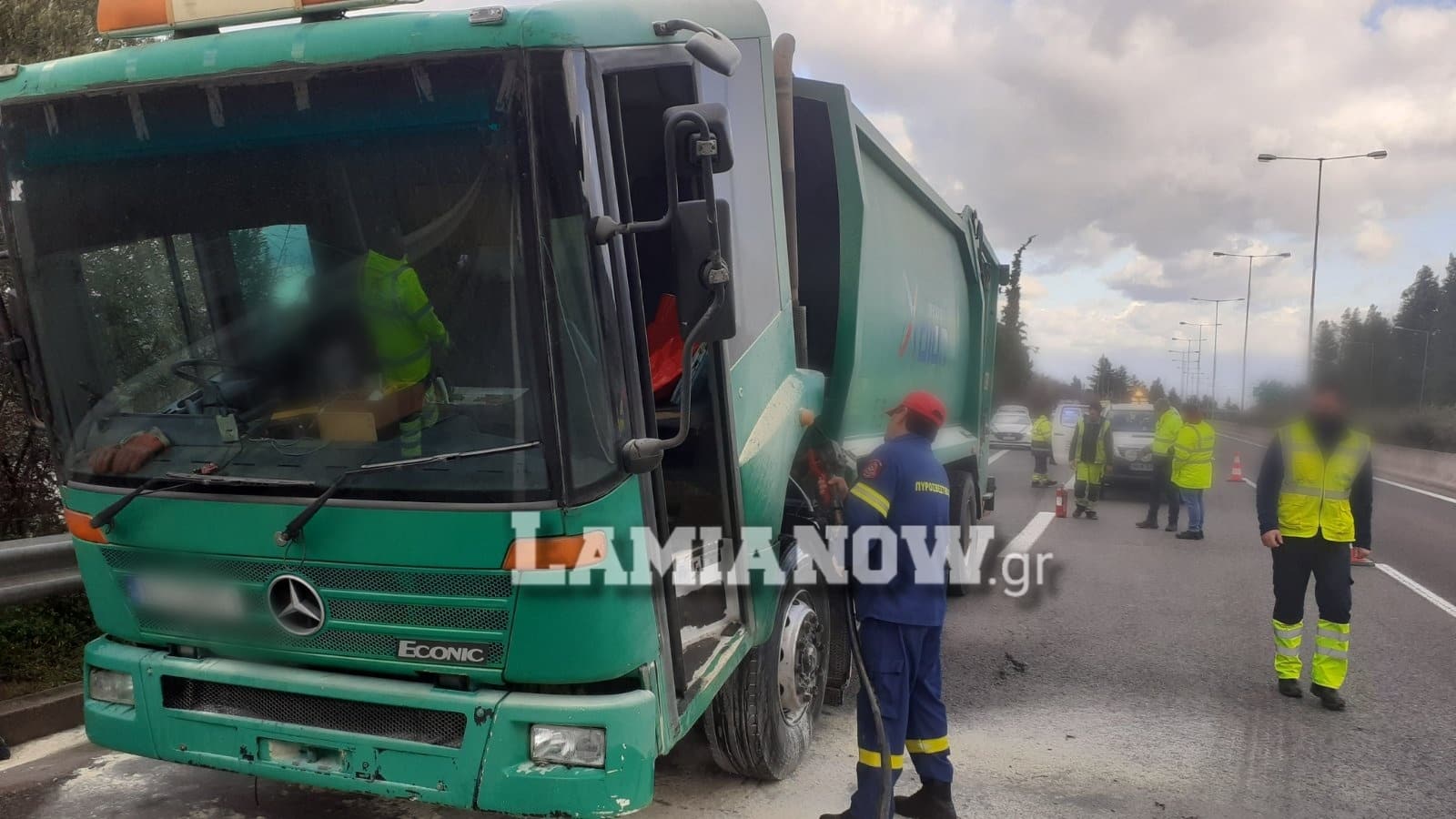 Φθιώτιδα: Απορριμματοφόρο άρπαξε φωτιά στην Ε.Ο Αθηνών – Λαμίας (εικόνες)-1