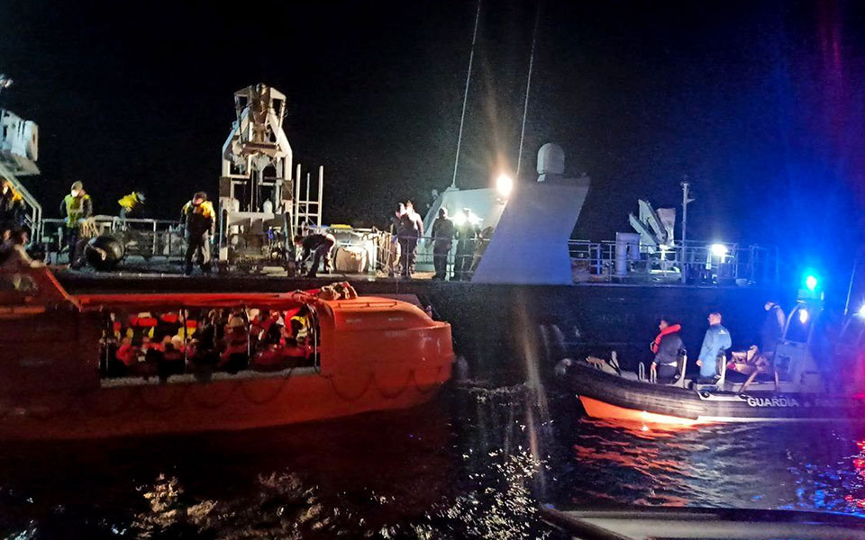 φωτιά-σε-πλοίο-στην-κέρκυρα-σκληρή-μάχ-561726070