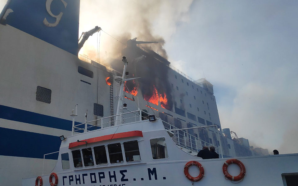 φωτιά-σε-πλοίο-στην-κέρκυρα-παρελήφθη-561726007