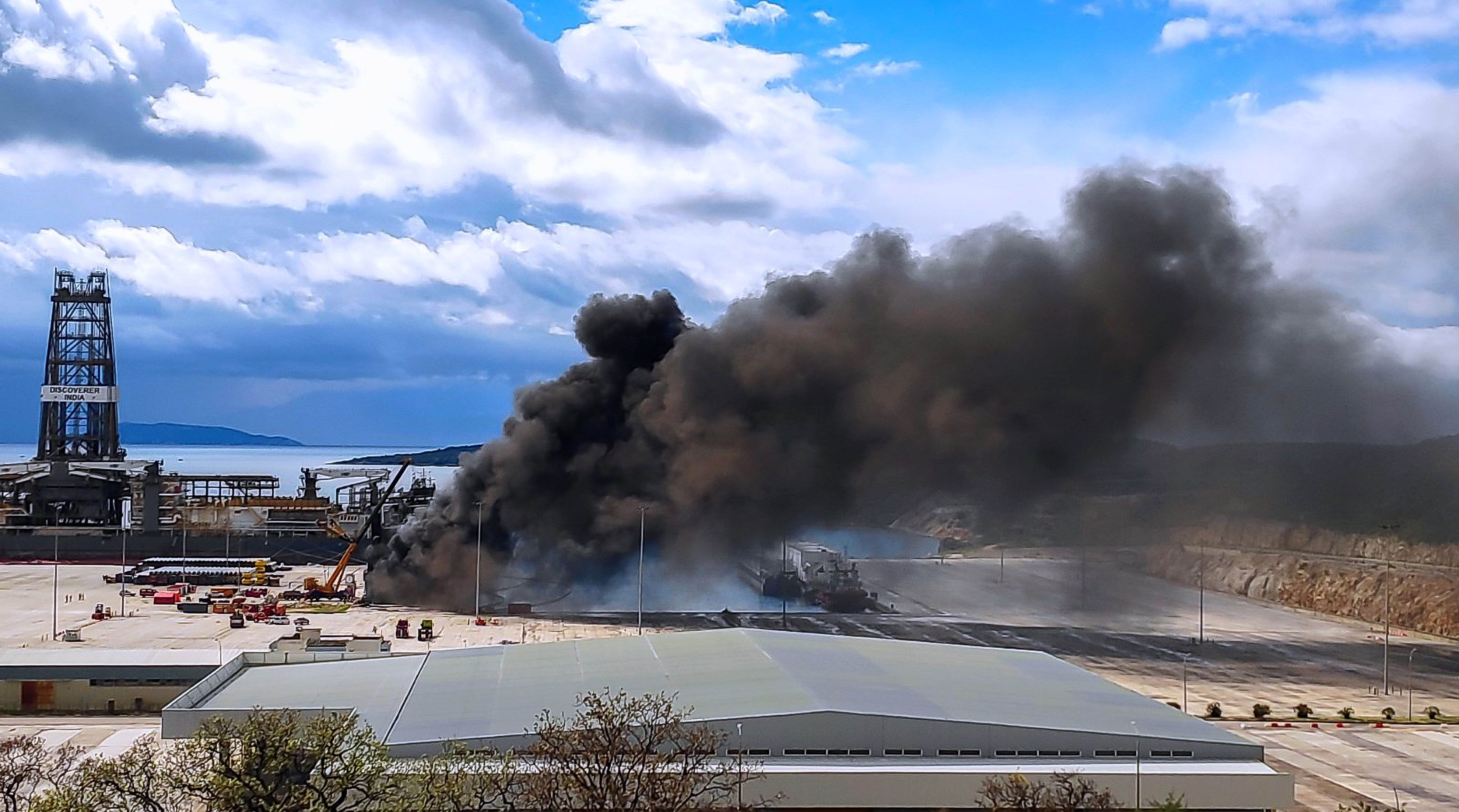 «Euroferry Olympia»: Μικρή αναζωπύρωση από το άνοιγμα του καταπέλτη (εικόνες)-1