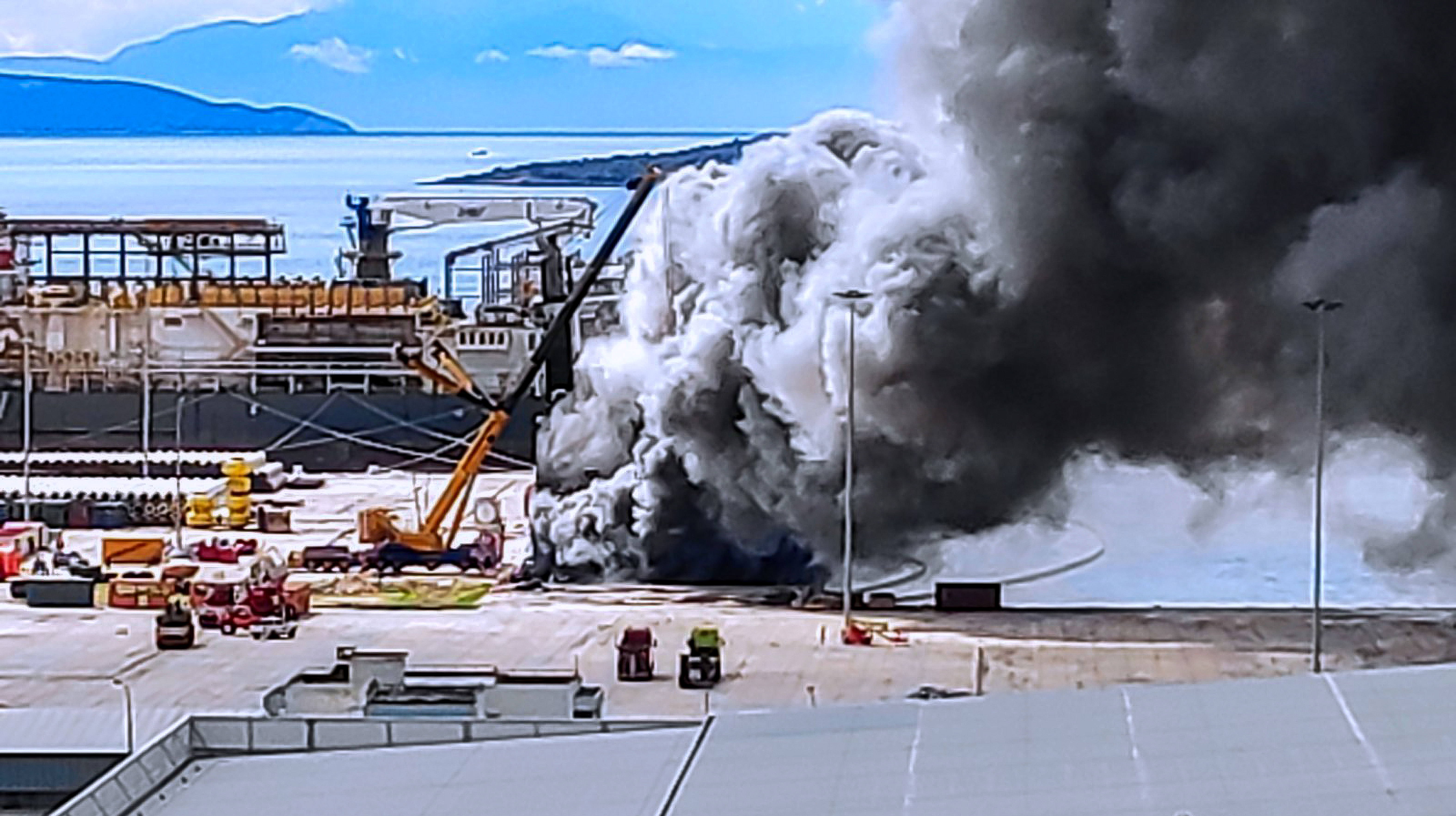 «Euroferry Olympia»: Μικρή αναζωπύρωση από το άνοιγμα του καταπέλτη (εικόνες)-2