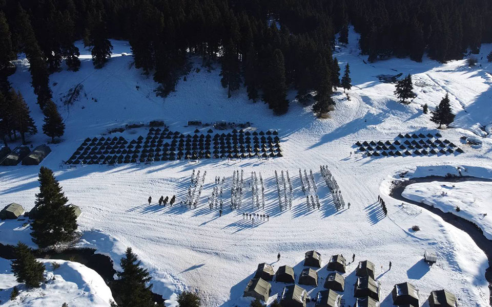 Εντυπωσιακές εικόνες από τη χειμερινή εκπαίδευση της Σχολής Μονίμων Υπαξιωματικών-3