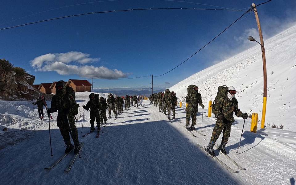Εντυπωσιακές εικόνες από τη χειμερινή εκπαίδευση της Σχολής Μονίμων Υπαξιωματικών-1