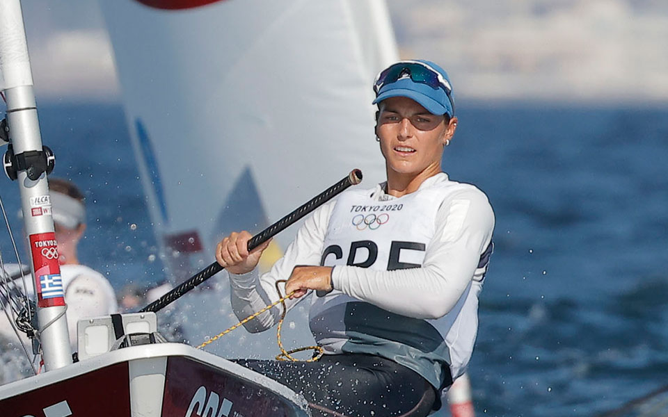 β-καραχάλιου-με-τη-σημαία-της-ακτής-ελ-561731635