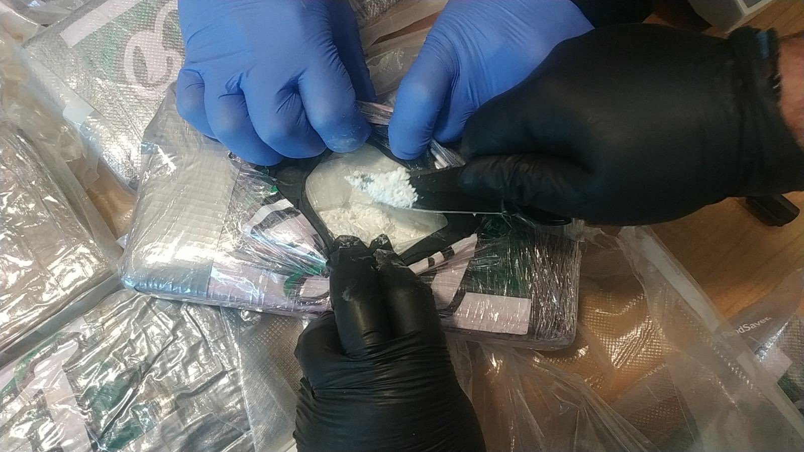 Πάτρα: Λιμενικοί εντόπισαν σε τράκτορες 24 κιλά κοκαΐνη και 109 κιλά κάνναβη (εικόνες)-1