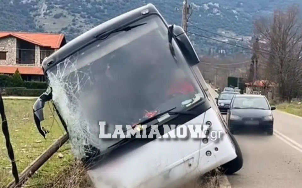 παρνασσός-σώοι-οι-επιβάτες-λεωφορείο-561729082