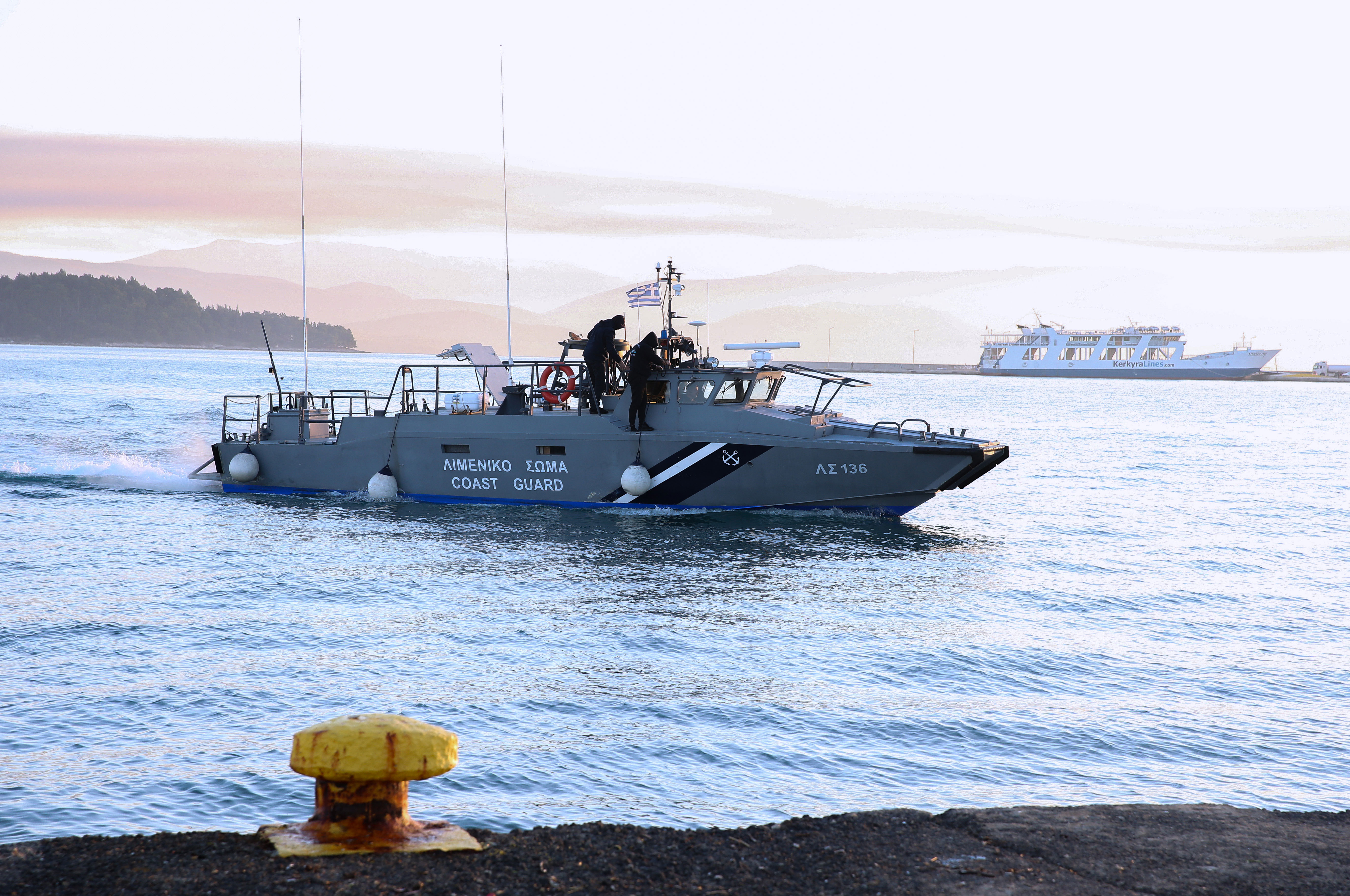 fotia-se-ploio-stin-kerkyra-skliri-machi-me-tis-floges-thriler-me-toys-12-agnooymenoys0