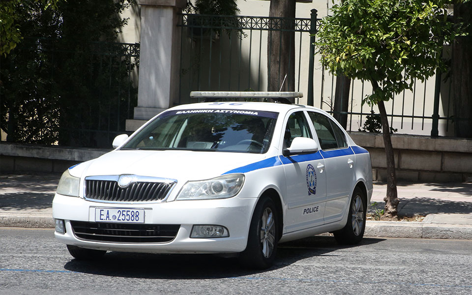 χειροπέδες-σε-21χρονο-που-χτύπησε-και-λή-561735001