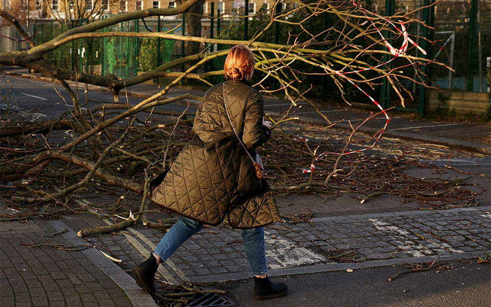 Στο έλεος της καταιγίδας «Eunice» η Ευρώπη – Τουλάχιστον 8 νεκροί-1