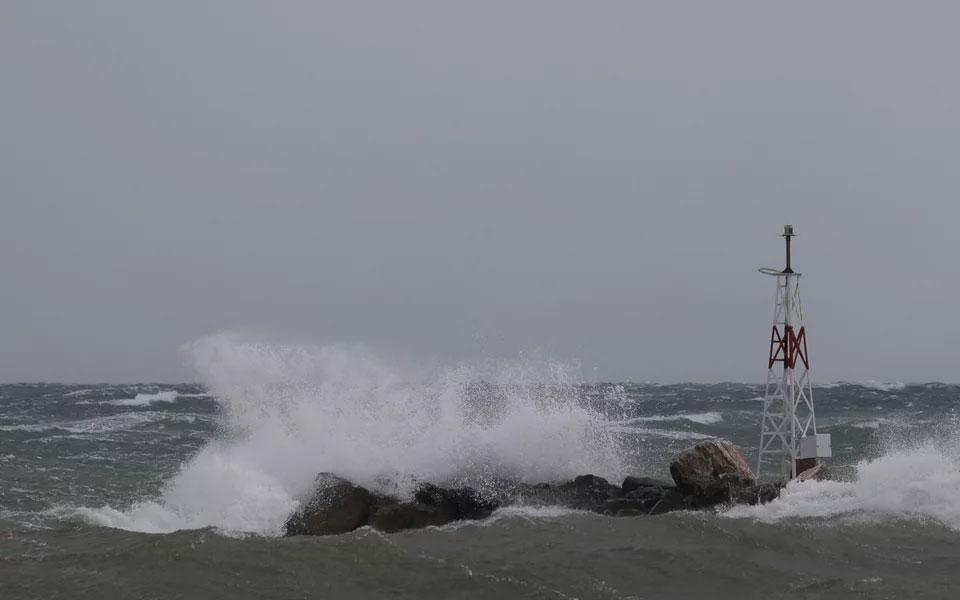 στον-όρμο-της-μήλου-έχει-προσδέσει-το-561708349