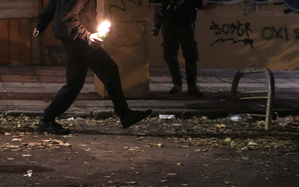 επίθεση-με-μολότοφ-στο-αστυνομικό-τμή-561704368