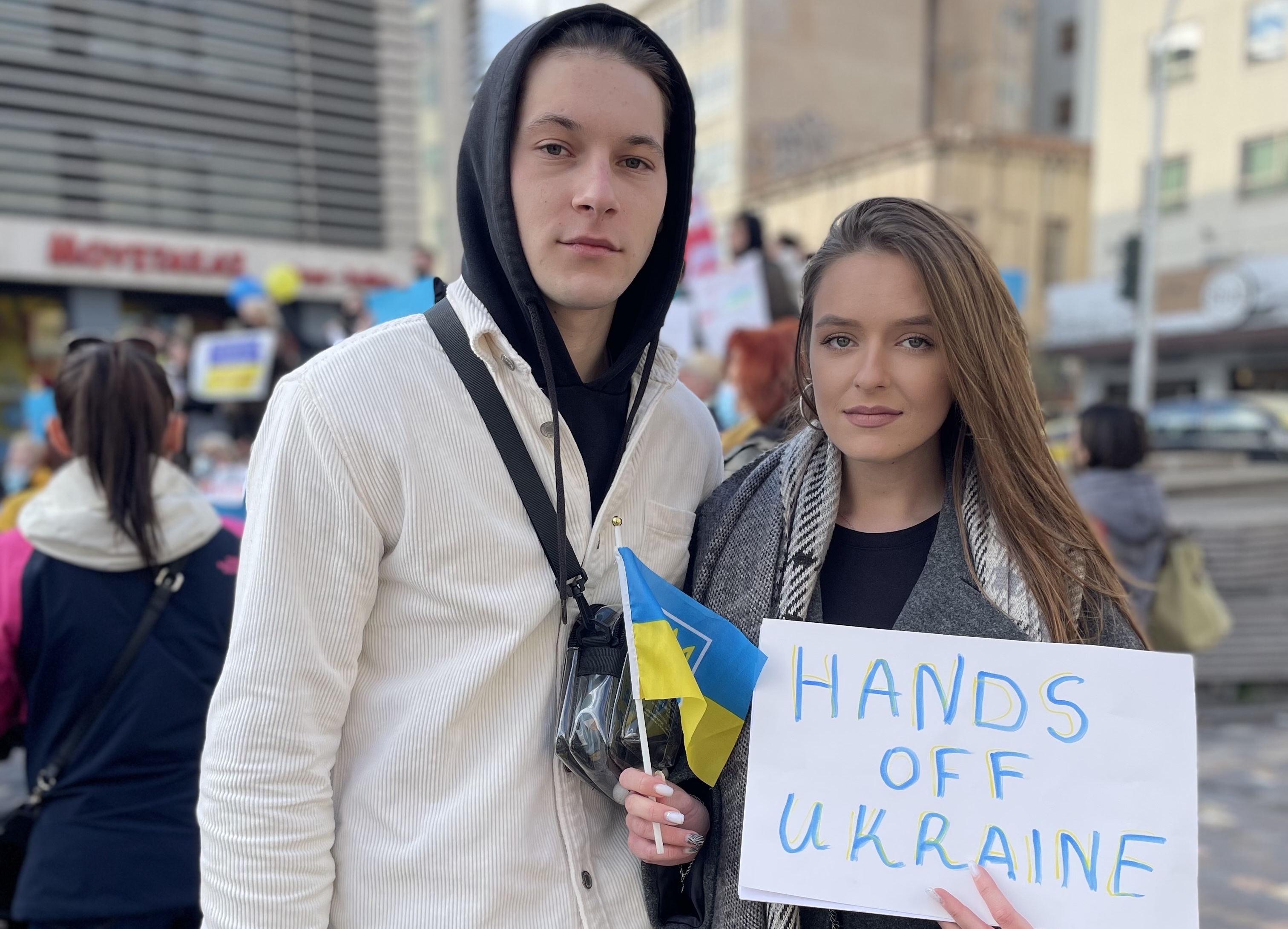 Πόλεμος στην Ουκρανία – Ο Ιγκόρ από τη Ρωσία και η Νατάλια από την Ουκρανία, διαμαρτυρήθηκαν μαζί στο Μοναστηράκι-1
