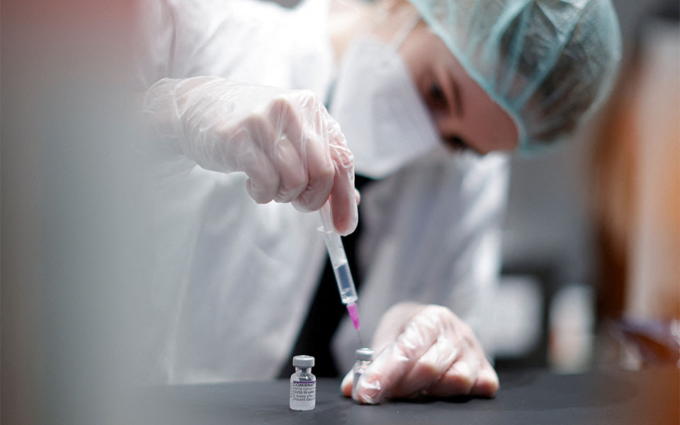 εμβόλιο-pfizer-εμα-ξεκίνησε-η-αξιολόγηση-561709186