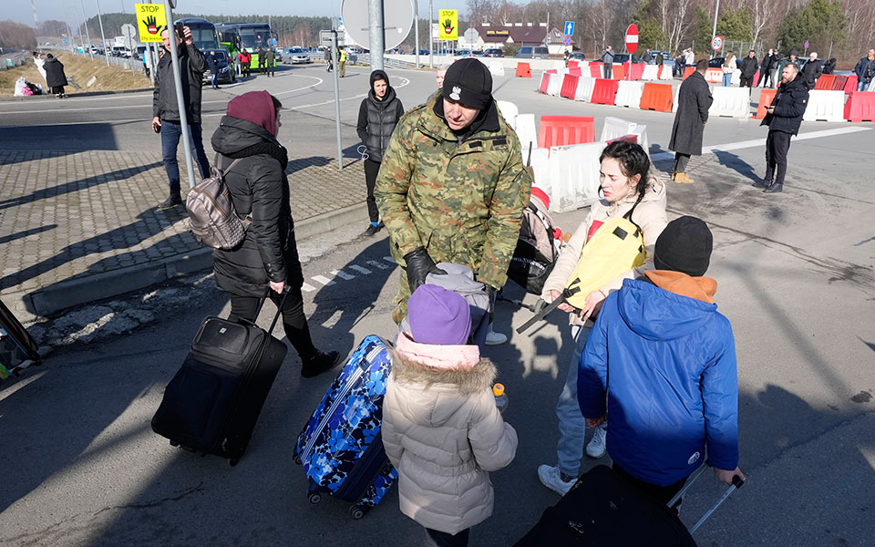 Πόλεμος στην Ουκρανία: Στην Πολωνία κατέφυγαν 100.000 πρόσφυγες-1