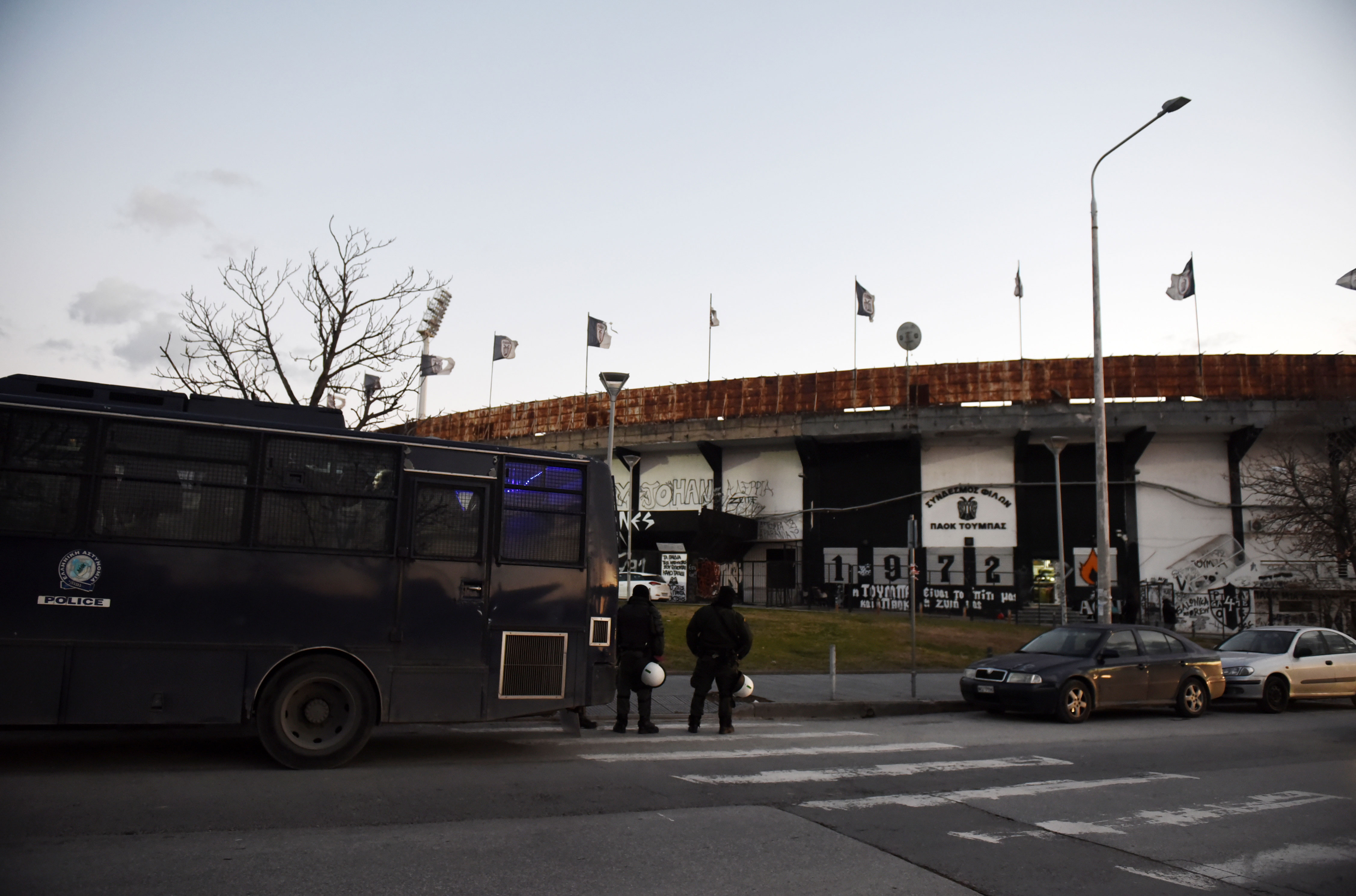 Θεσσαλονίκη: Δύο συλλήψεις μετά τις έρευνες σε συνδέσμους οπαδών – Εντοπίστηκαν μαχαίρια και λοστοί-1