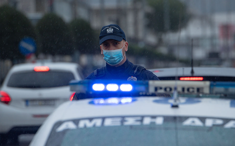 ηράκλειο-χειροπέδες-σε-πατέρα-που-δεν-561713896