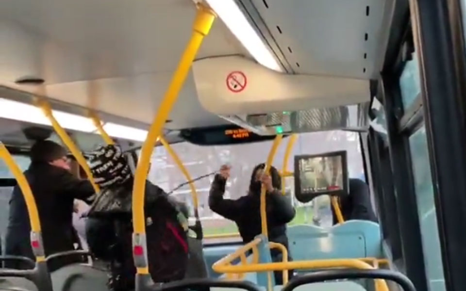 λονδίνο-συμπλοκή-νεαρών-σε-λεωφορείο-561703498